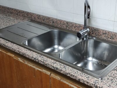 Lavello in acciaio con rubinetto