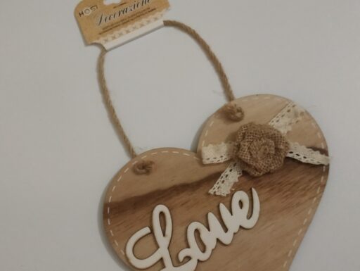 Cuore in legno decorato