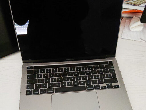 Apple 2020 MacBook Pro con Chip M1 (13″, 8GB RAM, 512GB SSD)