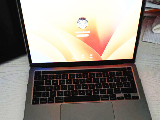 Apple 2020 MacBook Pro con Chip M1 (13″, 8GB RAM, 512GB SSD)