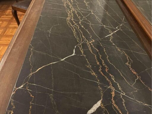 Comò antico con lastra in marmo portoro