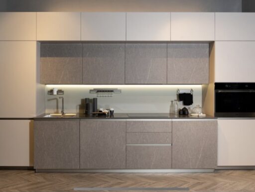 Cucine e divani da esposizione modificabili a metà prezzo