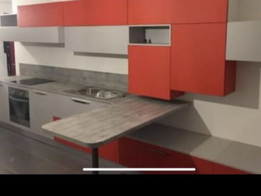 Cucine e divani da esposizione modificabili a metà prezzo