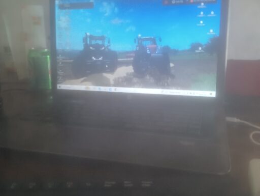 Laptop HP AMD Radeon and come mouse and touchpad.