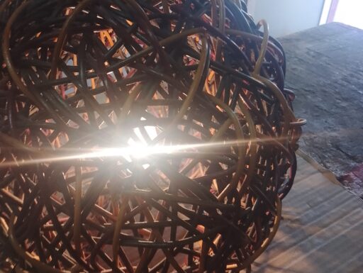 Lampada da tavolo in vimini intrecciato