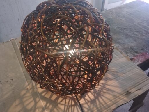 Lampada da tavolo in vimini intrecciato