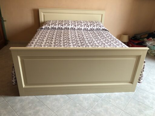 Letto matrimoniale in legno con doghe