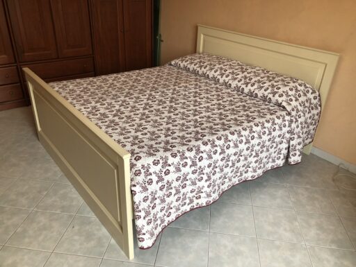 Letto matrimoniale in legno con doghe