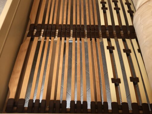 Letto matrimoniale in legno con doghe