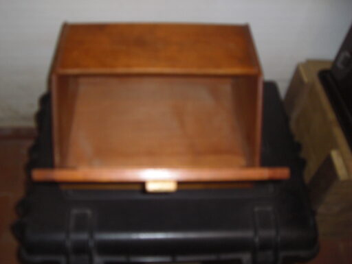 Portapane in legno con coppia di piastrelle sullo sportello.