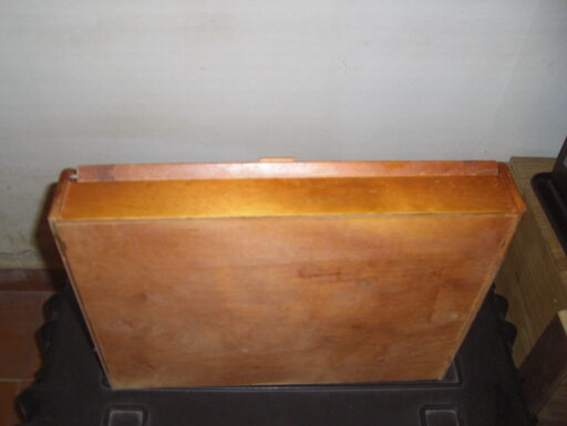 Portapane in legno con coppia di piastrelle sullo sportello.