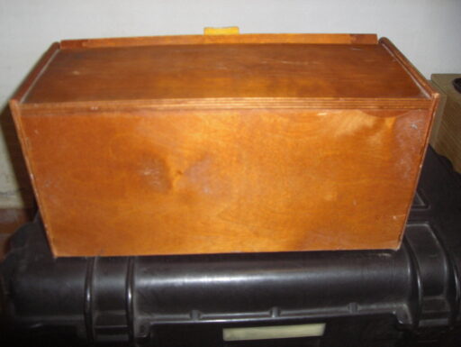 Portapane in legno con coppia di piastrelle sullo sportello.