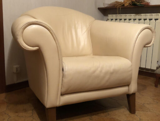 Divano e poltrona. Il prezzo indicato è trattabile