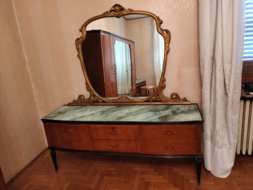 Camera da letto con bordure color oro