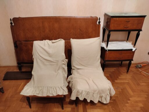 Camera da letto con bordure color oro