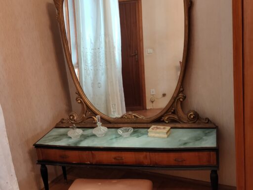 Camera da letto con bordure color oro