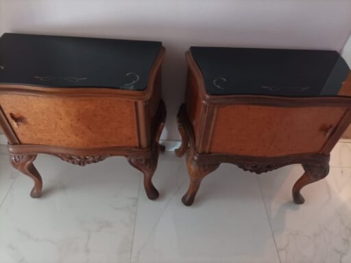 Mobili antichi: comodini e una ballerina