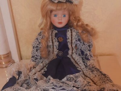 Bambola porcellana in raso e pizzo