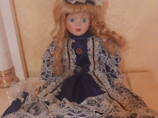Bambola porcellana in raso e pizzo