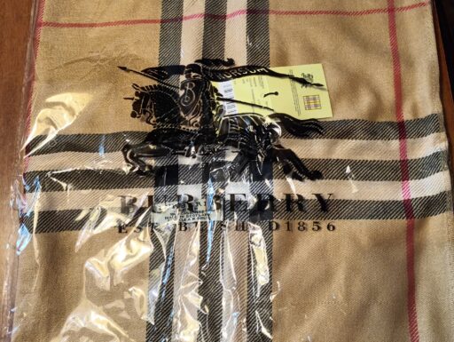 Sciarpa Burberry nuova ancora confezionata