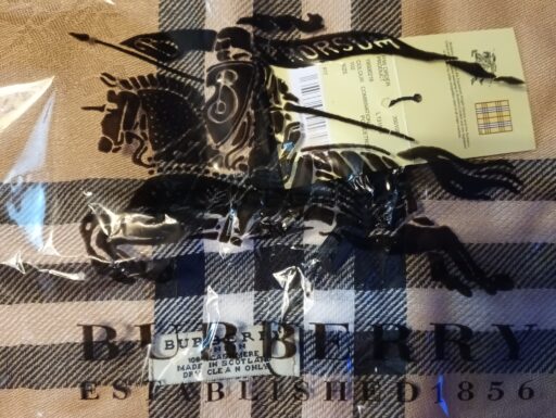 Sciarpa Burberry nuova ancora confezionata