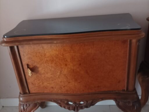 Mobili antichi: comodini e una ballerina