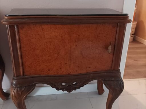 Mobili antichi: comodini e una ballerina