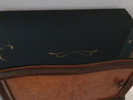 Mobili antichi: comodini e una ballerina