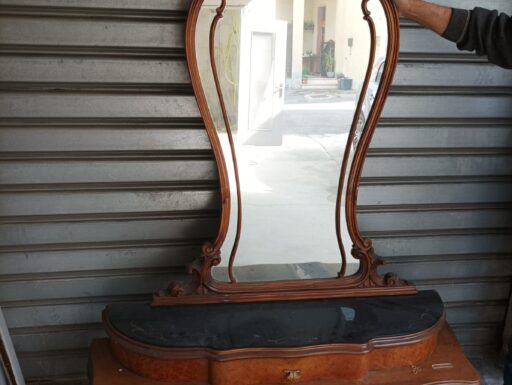 Mobili antichi: comodini e una ballerina