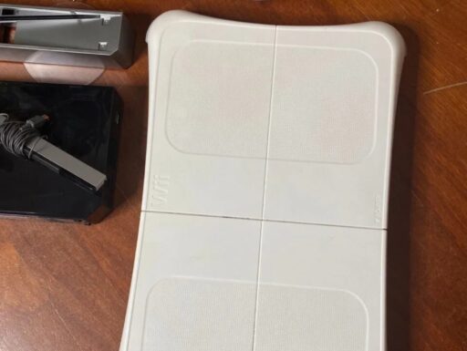 Nintendo Wii con balance board, 2 joystick e 3 giochi