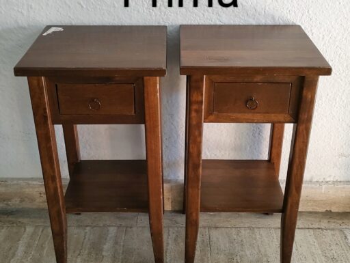 Coppia di comodini bianchi