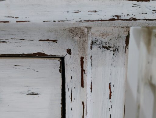 Coppia di comodini bianchi