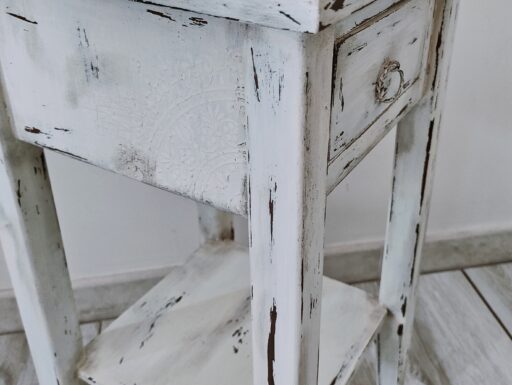 Coppia di comodini bianchi