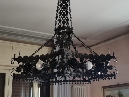 Lampadario in ferro battuto