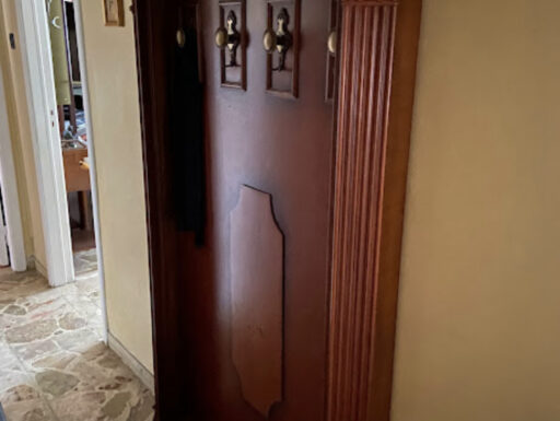 Porta abiti in legno e ottone