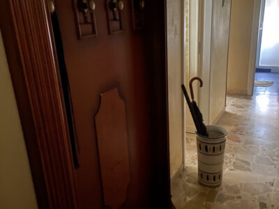 Porta abiti in legno e ottone