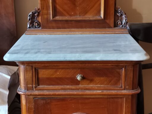 Mobili inizio 900 ripiano marmo e specchiere