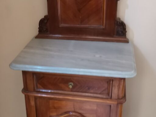 Mobili inizio 900 ripiano marmo e specchiere