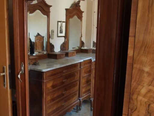 Mobili inizio 900 ripiano marmo e specchiere