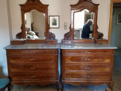 Mobili inizio 900 ripiano marmo e specchiere