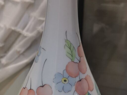Vaso in porcellana dipinto a mano