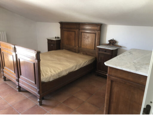 Letto e comodino antico