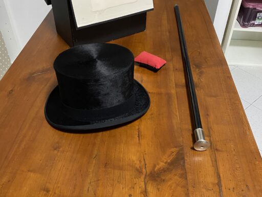 Cappello tuba e bastone spettacolo e collezionismo