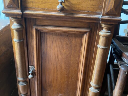 Letto e comodino antico