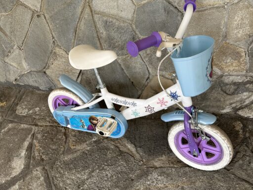Bicicletta + casco + monopattino frozen