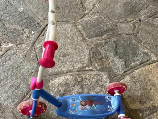 Bicicletta + casco + monopattino frozen