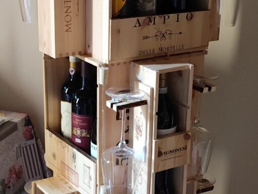 Colonna con rotelle porta vino e luci led