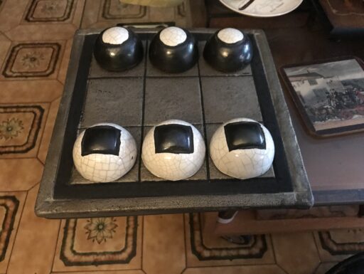 Gioco del tris in ceramica Raku di Emilio Alberti