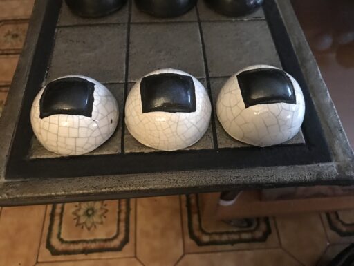 Gioco del tris in ceramica Raku di Emilio Alberti