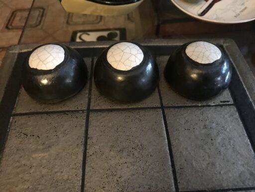 Gioco del tris in ceramica Raku di Emilio Alberti